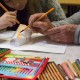 Une fille et son grand-père personnalisent la même maison en papier.