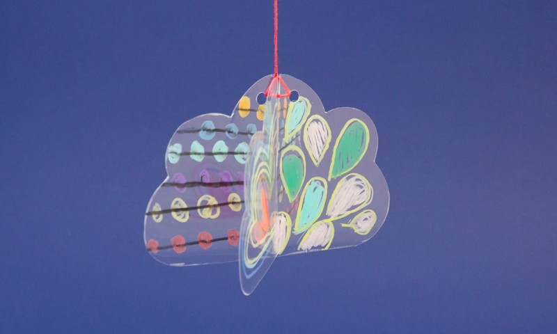 Suspension d'un nuage en volume décoré avec des STABILO woody 3in1 sur un support transparent.