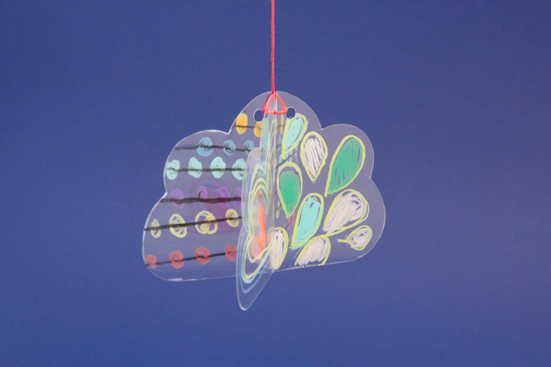 Suspension d'un nuage en volume décoré avec des STABILO woody 3in1 sur un support transparent.