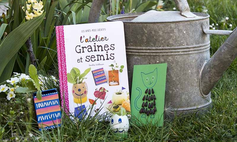 Aperçu du livre L'atelier Graines et semis dans le jardin avec quelques réalisations posées devant un arrosoir