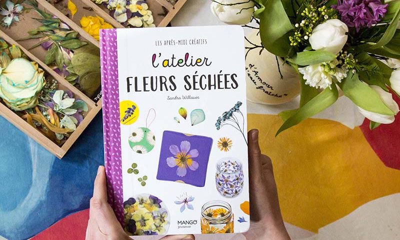 Aperçu de la couverture du livre L'Atelier fleurs séchées, devant un tiroir de fleurs séchées et un bouquet de tulipes