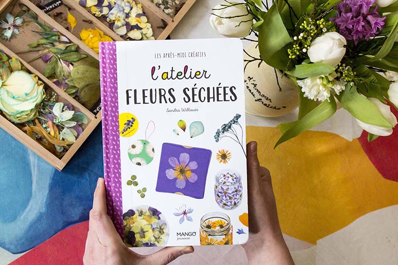 Aperçu de la couverture du livre L'Atelier fleurs séchées, devant un tiroir de fleurs séchées et un bouquet de tulipes