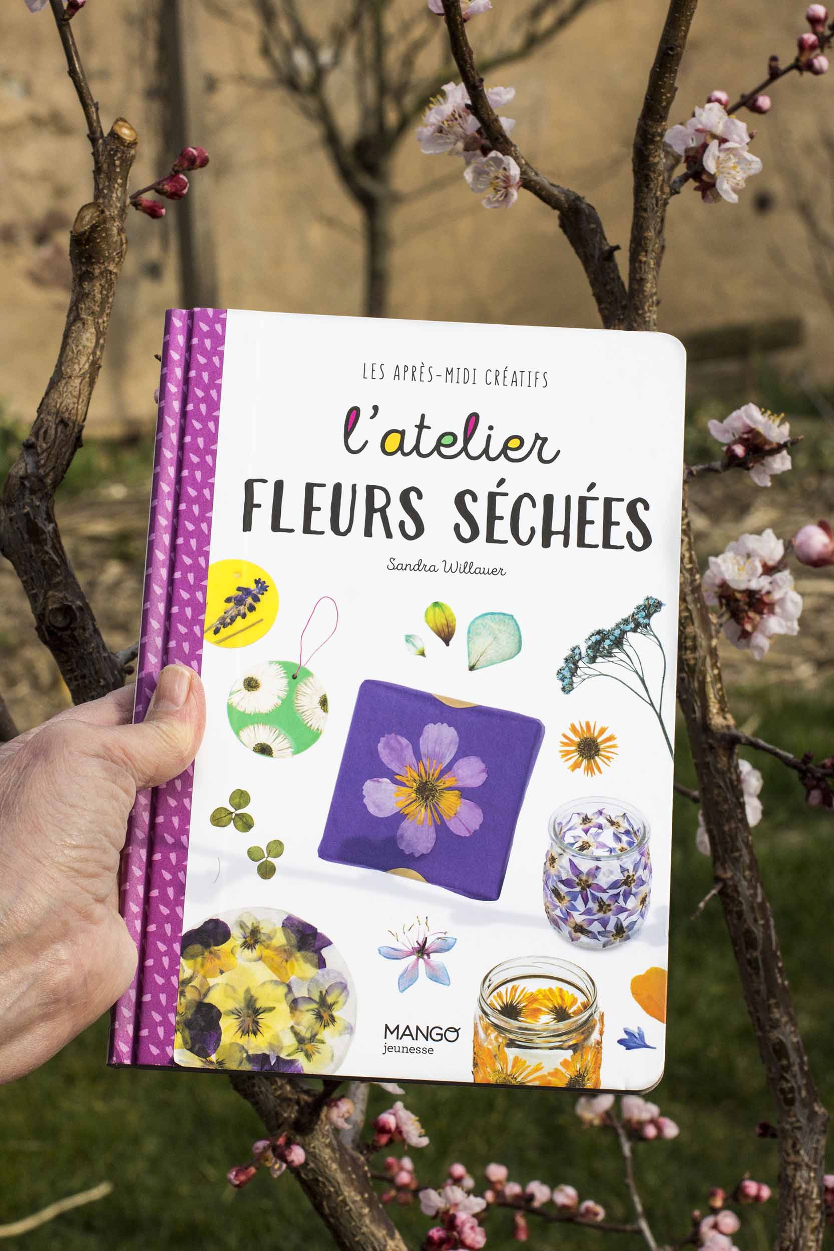 Couverture du livre jeunesse L'atelier fleurs séchées